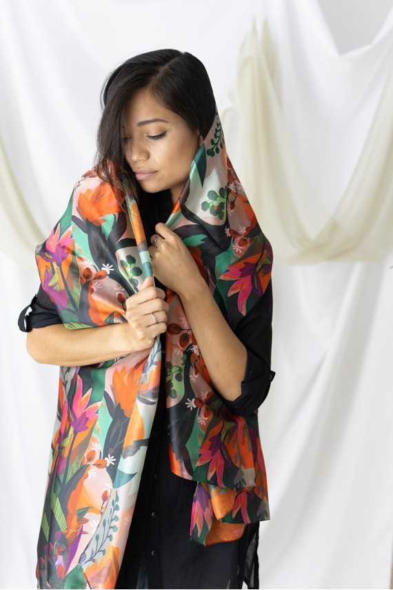 Fular floral con pinceladas fluidas en seda y viscosa, disponible en tonos verdes, anaranjados y violáceos. Fular floral con pinceladas fluidas en seda y viscosa, disponible en tonos verdes, anaranjados y violáceos.
