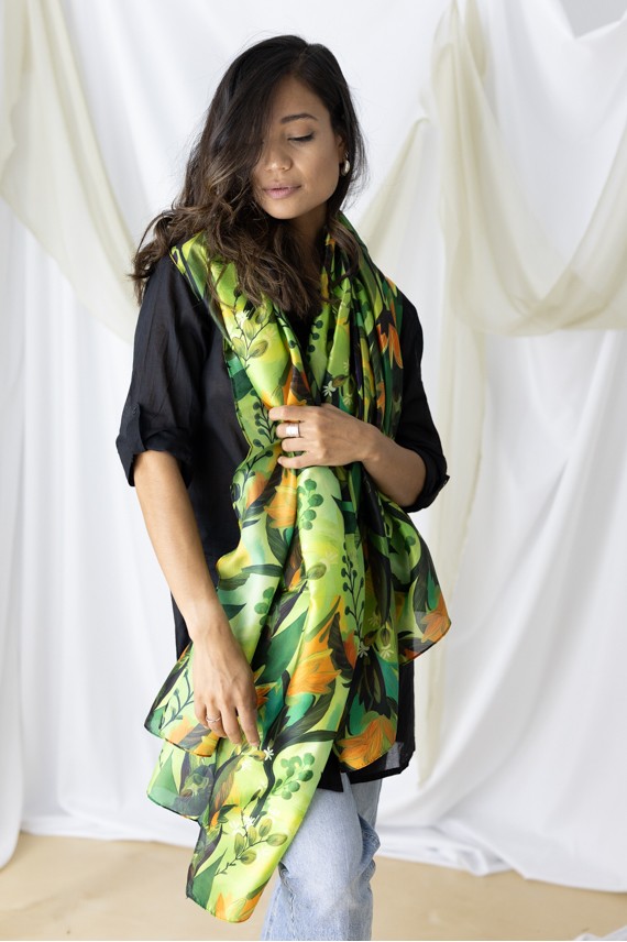 Fular floral con pinceladas fluidas en seda y viscosa, disponible en tonos verdes, anaranjados y violáceos. Fular floral con pinceladas fluidas en seda y viscosa, disponible en tonos verdes, anaranjados y violáceos.
