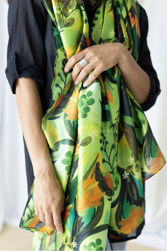 Fular floral con pinceladas fluidas en seda y viscosa, disponible en tonos verdes, anaranjados y violáceos. Fular floral con pinceladas fluidas en seda y viscosa, disponible en tonos verdes, anaranjados y violáceos.
