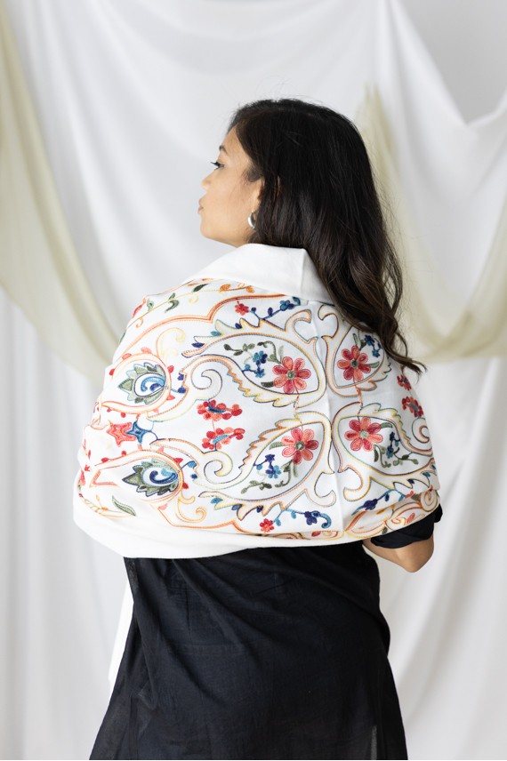 Fular bordado en lana y viscosa con flecos, disponible en blanco, verde y negro. Fular bordado en lana y viscosa con flecos, disponible en blanco, verde y negro.