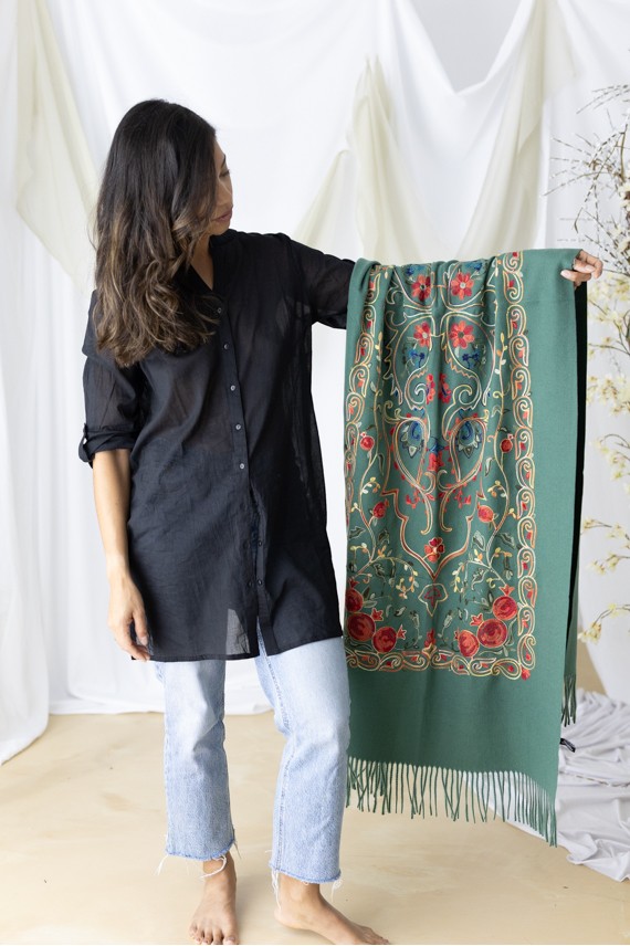 Fular bordado en lana y viscosa con flecos, disponible en blanco, verde y negro. Fular bordado en lana y viscosa con flecos, disponible en blanco, verde y negro.