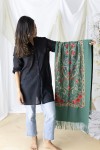 Fular bordado en lana y viscosa con flecos, disponible en blanco, verde y negro. Fular bordado en lana y viscosa con flecos, disponible en blanco, verde y negro.