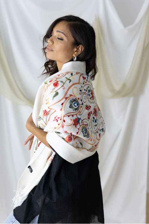 Fular bordado en lana y viscosa con flecos, disponible en blanco, verde y negro. Fular bordado en lana y viscosa con flecos, disponible en blanco, verde y negro.