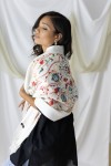 Fular bordado en lana y viscosa con flecos, disponible en blanco, verde y negro. Fular bordado en lana y viscosa con flecos, disponible en blanco, verde y negro.