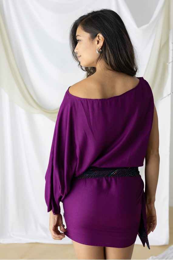 Vestido corto asimétrico de rayón orgánico en color buganvilla con fajín reversible estampado.