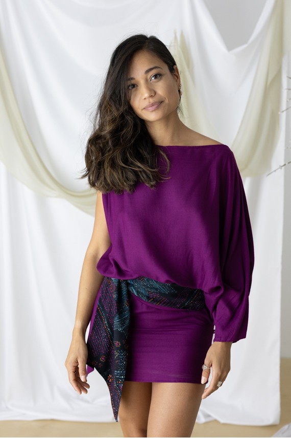 Vestido corto asimétrico de rayón orgánico en color buganvilla con fajín reversible estampado.