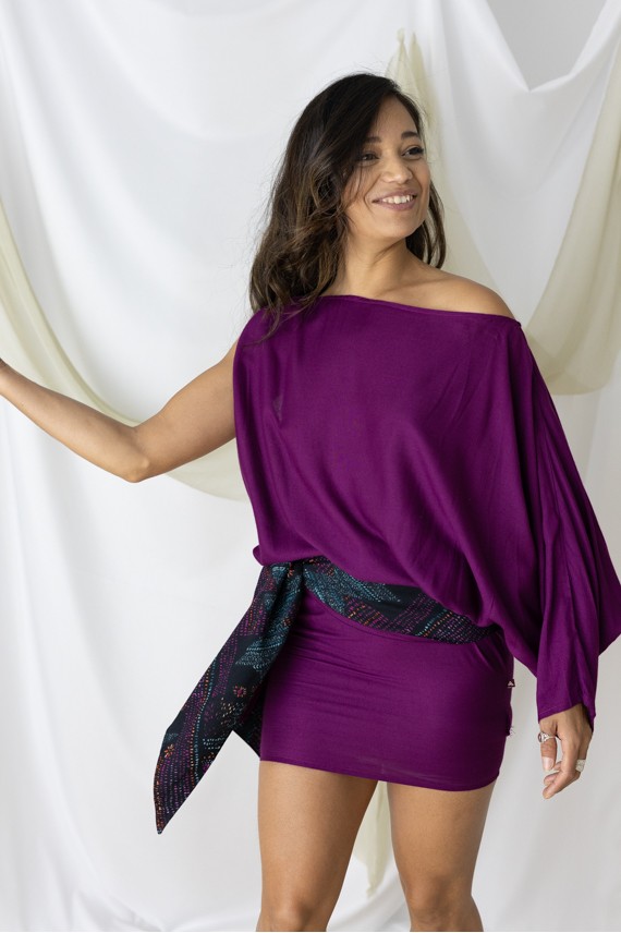 Vestido corto asimétrico de rayón orgánico en color buganvilla con fajín reversible estampado.