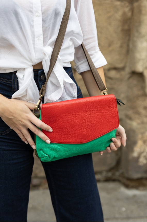 Bolso reversible en piel sostenible modelo Flip-Flap con solapa animal print y cuerpo en piel verde oliva. Bolso reversible en piel sostenible modelo Flip-Flap con solapa animal print y cuerpo en piel verde oliva.