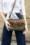 Bolso reversible en piel sostenible modelo Flip-Flap con solapa animal print y cuerpo en piel verde oliva.