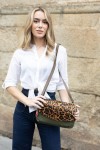 Bolso reversible en piel sostenible modelo Flip-Flap con solapa animal print y cuerpo en piel verde oliva. Bolso reversible en piel sostenible modelo Flip-Flap con solapa animal print y cuerpo en piel verde oliva.