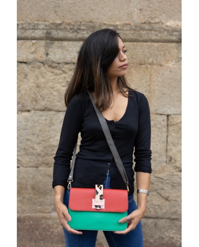 Bolso multicolor de piel sostenible con solapa reversible Loop y asa regulable.