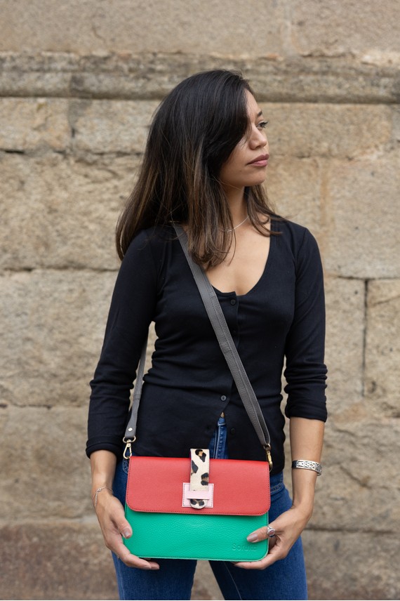 Bolso multicolor de piel sostenible con solapa reversible Loop y asa regulable. Bolso multicolor de piel sostenible con solapa reversible Loop y asa regulable.
