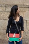 Bolso multicolor de piel sostenible con solapa reversible Loop y asa regulable. Bolso multicolor de piel sostenible con solapa reversible Loop y asa regulable.