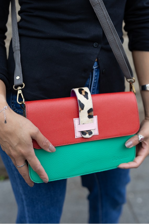 Bolso multicolor de piel sostenible con solapa reversible Loop y asa regulable. Bolso multicolor de piel sostenible con solapa reversible Loop y asa regulable.