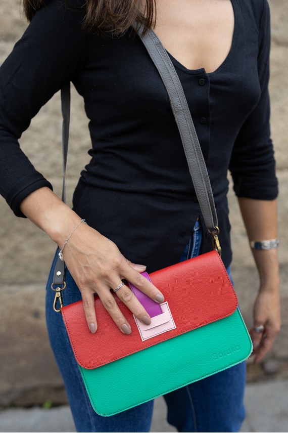 Bolso multicolor de piel sostenible con solapa reversible Loop y asa regulable. Bolso multicolor de piel sostenible con solapa reversible Loop y asa regulable.