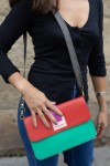 Bolso multicolor de piel sostenible con solapa reversible Loop y asa regulable. Bolso multicolor de piel sostenible con solapa reversible Loop y asa regulable.
