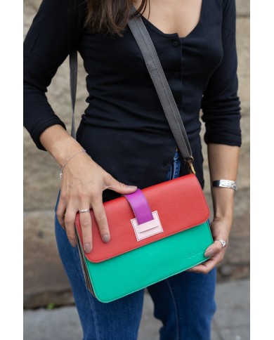 Bolso multicolor de piel sostenible con solapa reversible Loop y asa regulable.