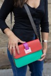 Bolso multicolor de piel sostenible con solapa reversible Loop y asa regulable. Bolso multicolor de piel sostenible con solapa reversible Loop y asa regulable.