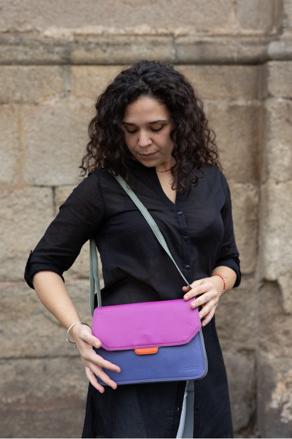 Bolso Martina Soruka en piel sostenible con solapa reversible animal print y lisa, hecho a mano. Bolso Martina Soruka en piel sostenible con solapa reversible animal print y lisa, hecho a mano.