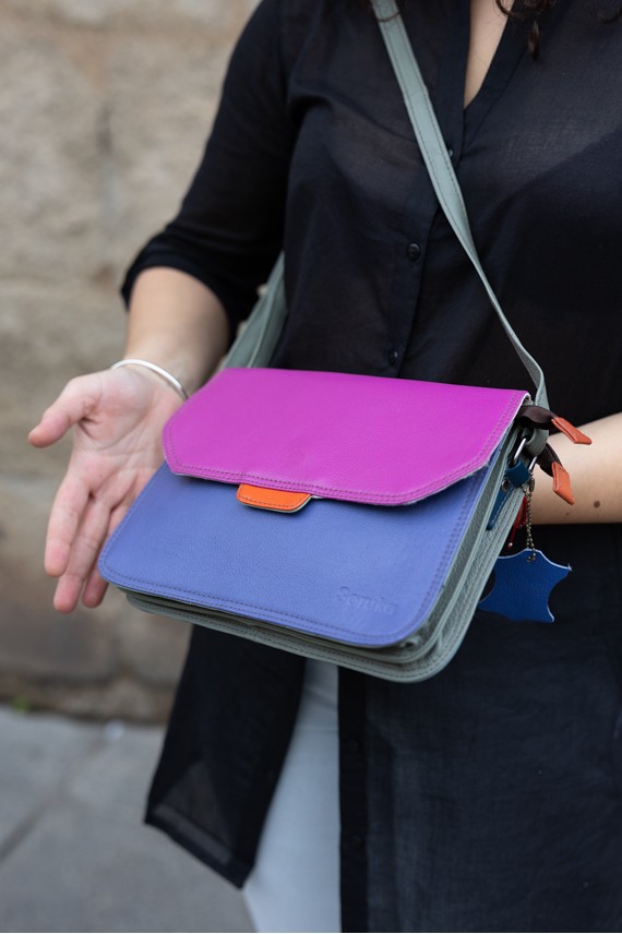 Bolso Martina Soruka en piel sostenible con solapa reversible animal print y lisa, hecho a mano. Bolso Martina Soruka en piel sostenible con solapa reversible animal print y lisa, hecho a mano.