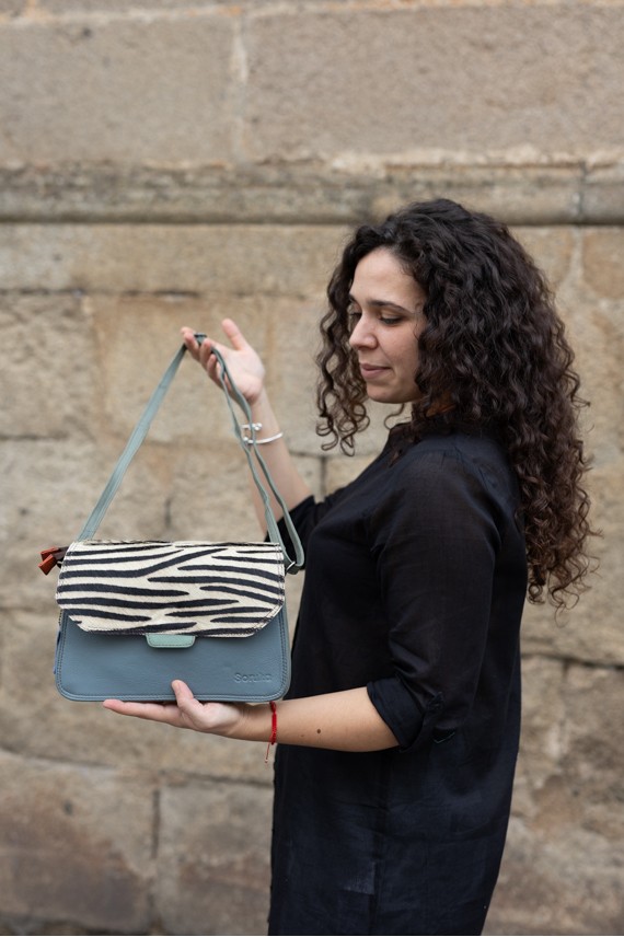 Bolso Martina Soruka en piel sostenible con solapa reversible animal print y lisa, hecho a mano. Bolso Martina Soruka en piel sostenible con solapa reversible animal print y lisa, hecho a mano.