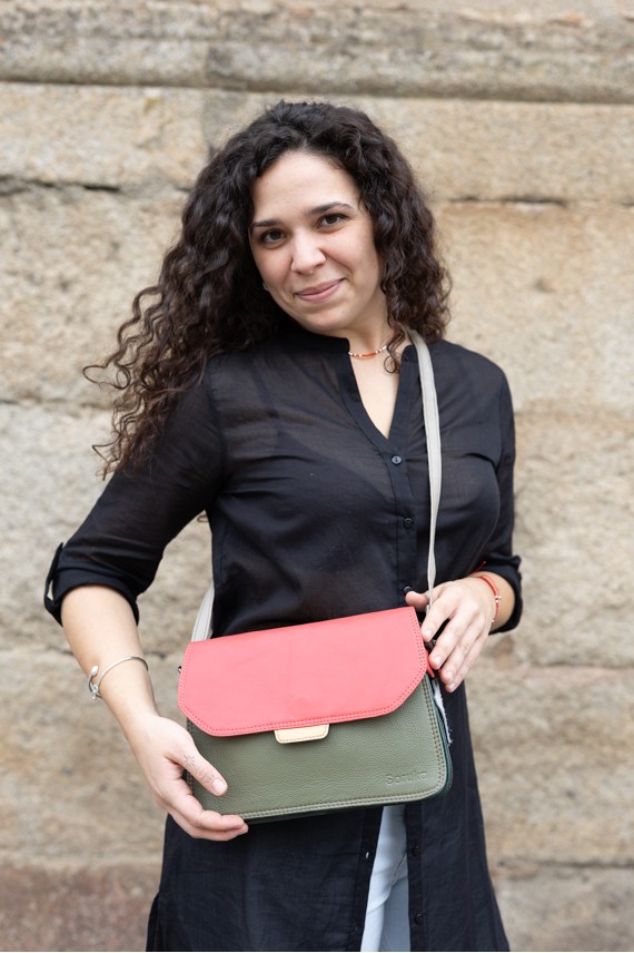 Bolso Martina Soruka en piel sostenible con solapa reversible animal print y lisa, hecho a mano. Bolso Martina Soruka en piel sostenible con solapa reversible animal print y lisa, hecho a mano.