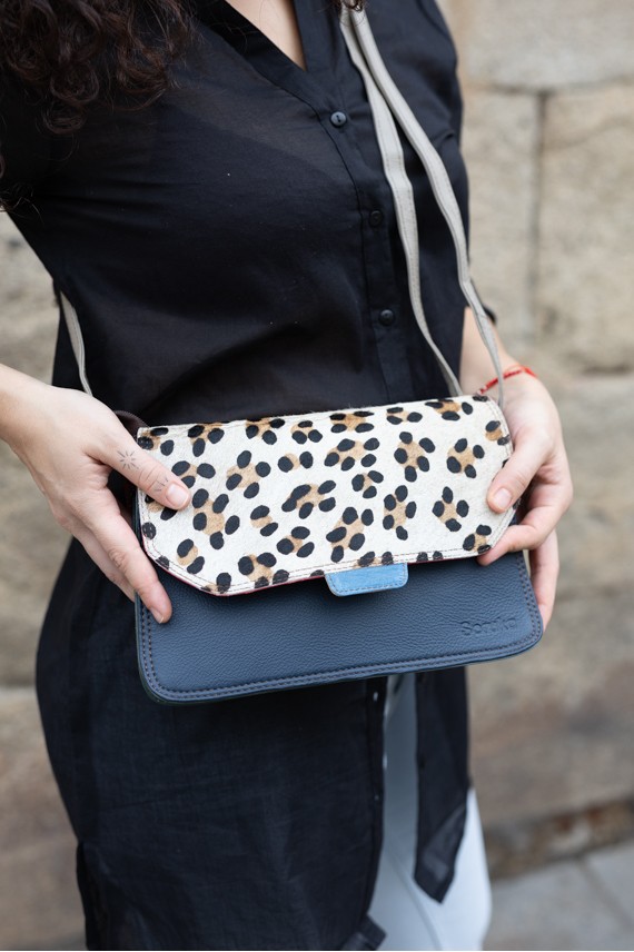 Bolso Martina Soruka en piel sostenible con solapa reversible animal print y lisa, hecho a mano. Bolso Martina Soruka en piel sostenible con solapa reversible animal print y lisa, hecho a mano.