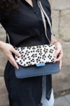 Bolso Martina Soruka en piel sostenible con solapa reversible animal print y lisa, hecho a mano. Bolso Martina Soruka en piel sostenible con solapa reversible animal print y lisa, hecho a mano.