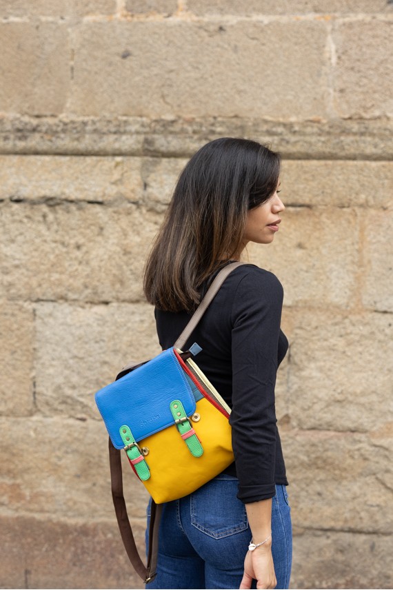 Bolso Mochila Freya amarillo y azul de piel sostenible y ecofriendly, diseño artesanal hecho a mano Soruka x Samarkanda. Bolso Mochila Freya amarillo y azul de piel sostenible y ecofriendly, diseño artesanal hecho a mano Soruka x Samarkanda.