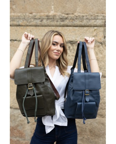 Mochila Soruka Aran Backpack en piel sostenible, con solapa imantada, bolsillo frontal y asas regulables.