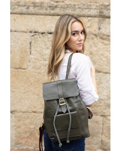 Mochila Soruka Aran Backpack en piel sostenible, con solapa imantada, bolsillo frontal y asas regulables.