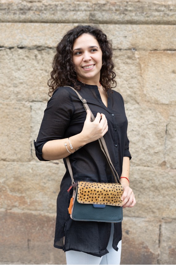 Bolso Laia Soruka en piel sostenible con solapa reversible animal print de topos y piel multicolor. Bolso Laia Soruka en piel sostenible con solapa reversible animal print de topos y piel multicolor.