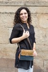 Bolso Laia Soruka en piel sostenible con solapa reversible animal print de topos y piel multicolor. Bolso Laia Soruka en piel sostenible con solapa reversible animal print de topos y piel multicolor.