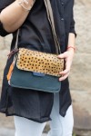Bolso Laia Soruka en piel sostenible con solapa reversible animal print de topos y piel multicolor. Bolso Laia Soruka en piel sostenible con solapa reversible animal print de topos y piel multicolor.