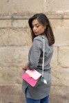 Bolso Laia Soruka en piel sostenible con solapa reversible animal print de topos y piel multicolor. Bolso Laia Soruka en piel sostenible con solapa reversible animal print de topos y piel multicolor.