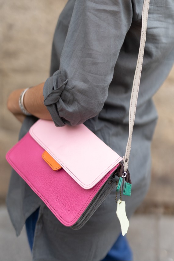 Bolso Laia Soruka en piel sostenible con solapa reversible animal print de topos y piel multicolor. Bolso Laia Soruka en piel sostenible con solapa reversible animal print de topos y piel multicolor.