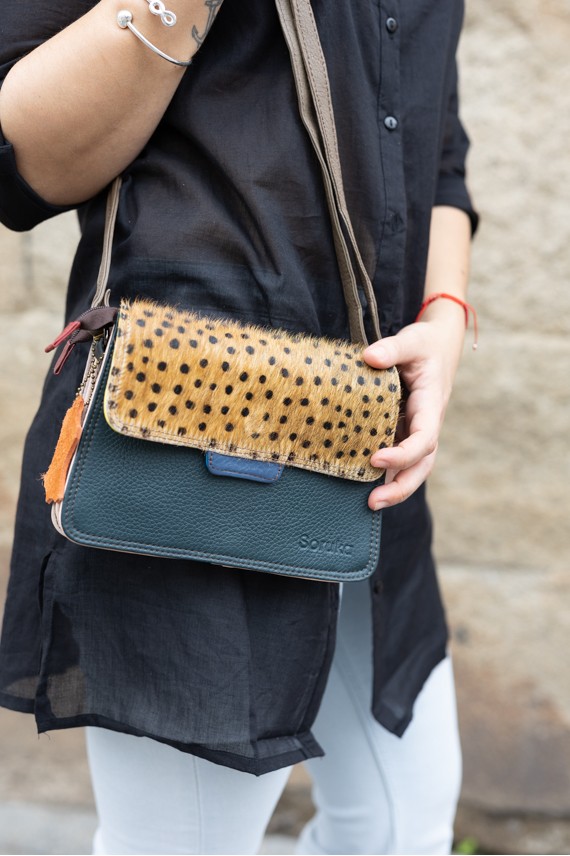 Bolso Laia Soruka en piel sostenible con solapa reversible animal print de topos y piel multicolor. Bolso Laia Soruka en piel sostenible con solapa reversible animal print de topos y piel multicolor.