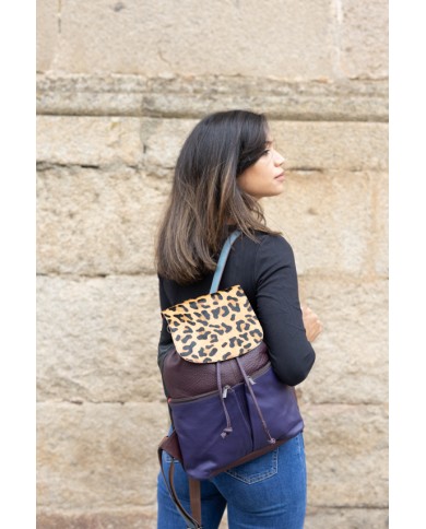 Mochila Soruka Jamila en piel sostenible, tonos morado y burdeos, con solapa de leopardo.