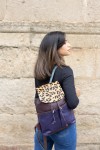 Mochila Soruka Jamila en piel sostenible, tonos morado y burdeos, con solapa de leopardo. Mochila Soruka Jamila en piel sostenible, tonos morado y burdeos, con solapa de leopardo.