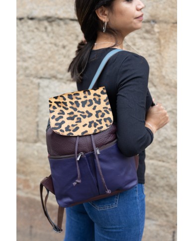 Mochila Soruka Jamila en piel sostenible, tonos morado y burdeos, con solapa de leopardo.