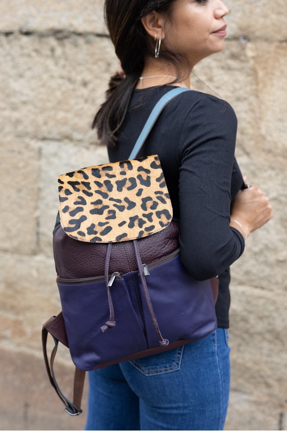 Mochila Soruka Jamila en piel sostenible, tonos morado y burdeos, con solapa de leopardo. Mochila Soruka Jamila en piel sostenible, tonos morado y burdeos, con solapa de leopardo.