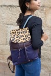 Mochila Soruka Jamila en piel sostenible, tonos morado y burdeos, con solapa de leopardo. Mochila Soruka Jamila en piel sostenible, tonos morado y burdeos, con solapa de leopardo.