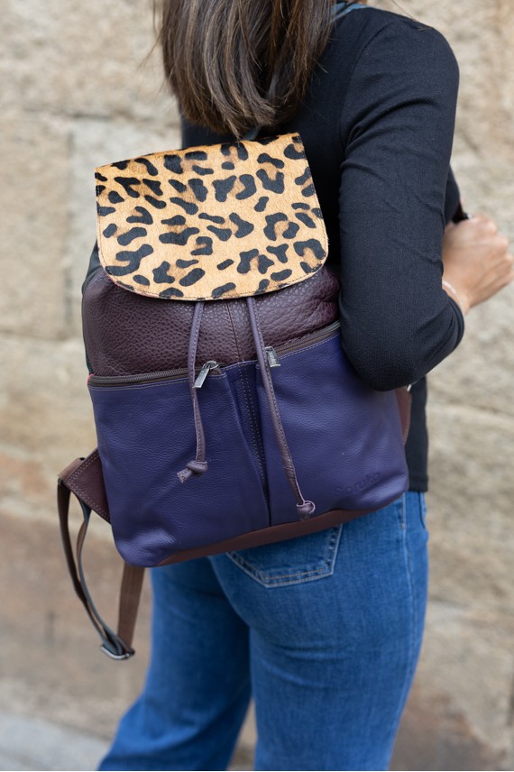 Mochila Soruka Jamila en piel sostenible, tonos morado y burdeos, con solapa de leopardo. Mochila Soruka Jamila en piel sostenible, tonos morado y burdeos, con solapa de leopardo.