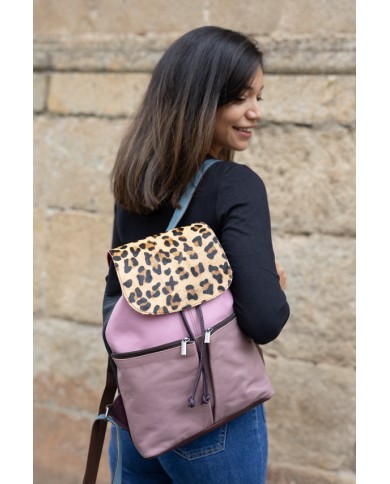 Mochila Soruka Jamila en piel sostenible, tonos rosa y violeta con solapa de leopardo.