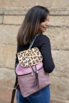 Mochila Soruka Jamila en piel sostenible, tonos rosa y violeta con solapa de leopardo. Mochila Soruka Jamila en piel sostenible, tonos rosa y violeta con solapa de leopardo.