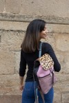 Mochila Soruka Jamila en piel sostenible, tonos rosa y violeta con solapa de leopardo. Mochila Soruka Jamila en piel sostenible, tonos rosa y violeta con solapa de leopardo.