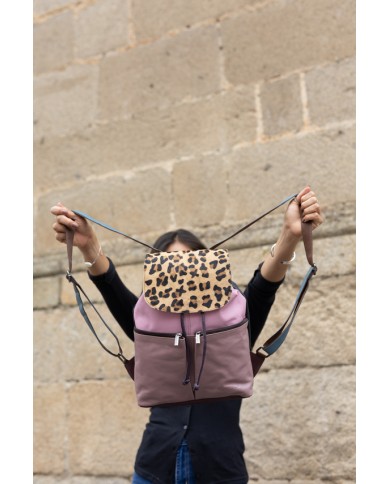 Mochila Soruka Jamila en piel sostenible, tonos rosa y violeta con solapa de leopardo.