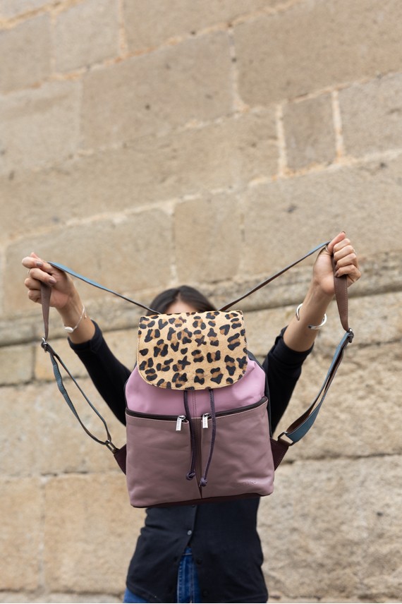 Mochila Soruka Jamila en piel sostenible, tonos rosa y violeta con solapa de leopardo. Mochila Soruka Jamila en piel sostenible, tonos rosa y violeta con solapa de leopardo.