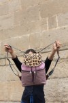 Mochila Soruka Jamila en piel sostenible, tonos rosa y violeta con solapa de leopardo. Mochila Soruka Jamila en piel sostenible, tonos rosa y violeta con solapa de leopardo.