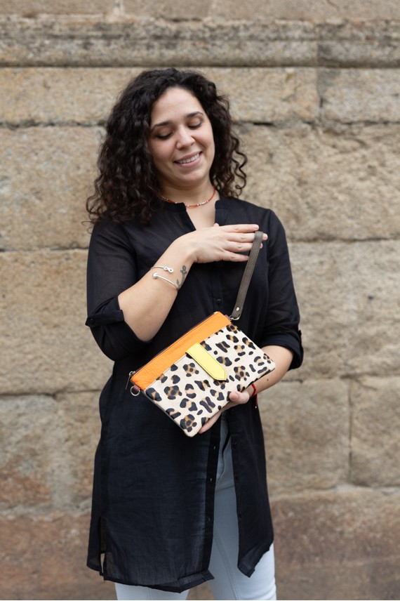 Bolso Soruka Nikki en piel sostenible, con animal print de leopardo y detalles en naranja y amarillo. Bolso Soruka Nikki en piel sostenible, con animal print de leopardo y detalles en naranja y amarillo.